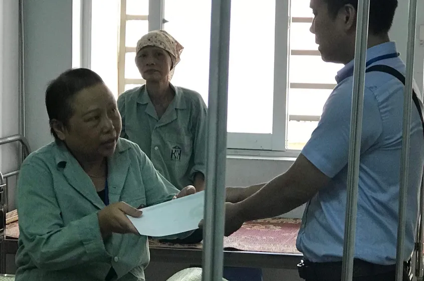 TẶNG QUÀ CHO BỆNH NHÂN TẠI BỆNH VIỆN UNG BƯỚU HÀ NỘI