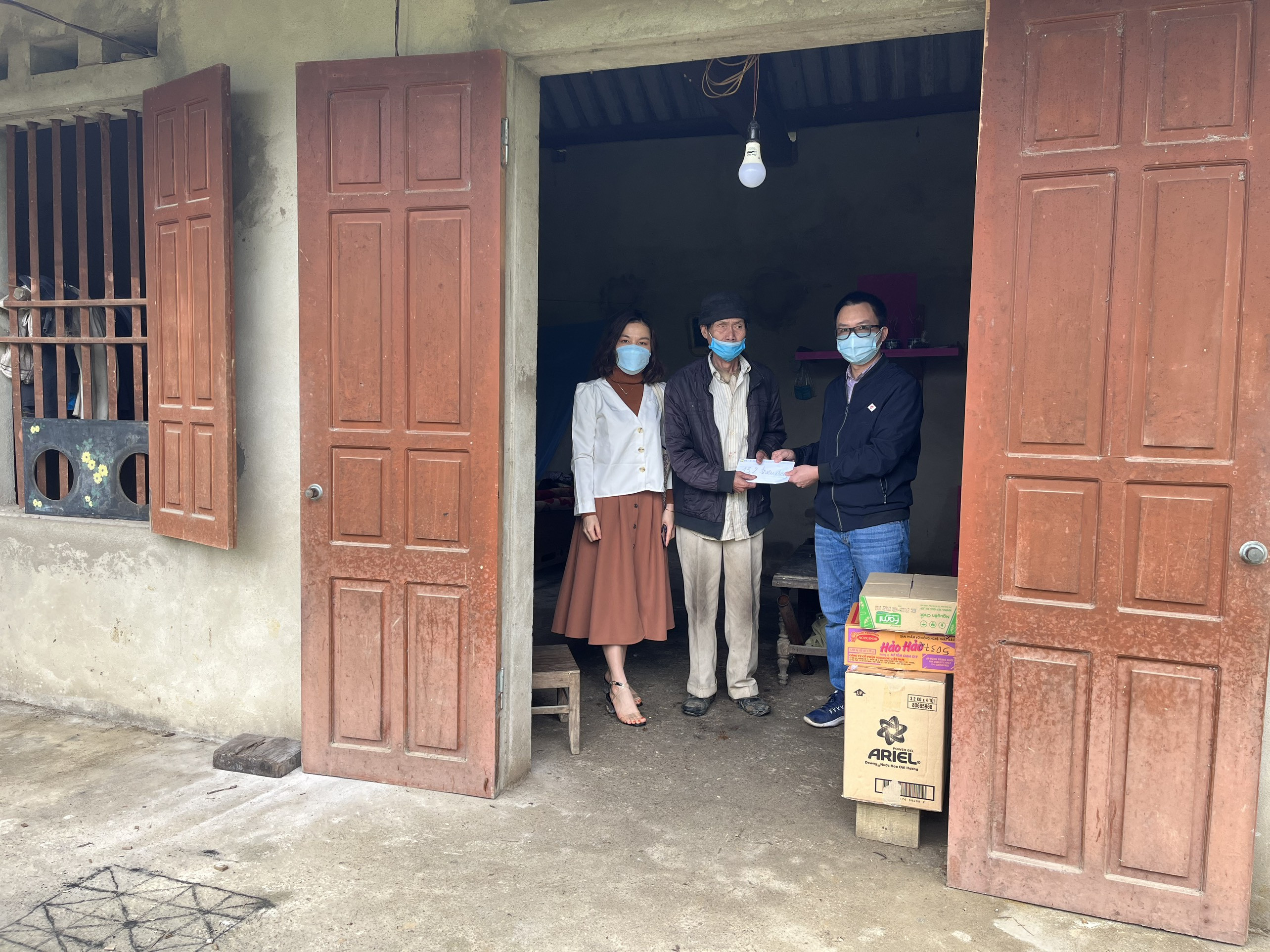 (Đại diện Công ty trao quà tặng cho chú Hoàng Văn Thắng)